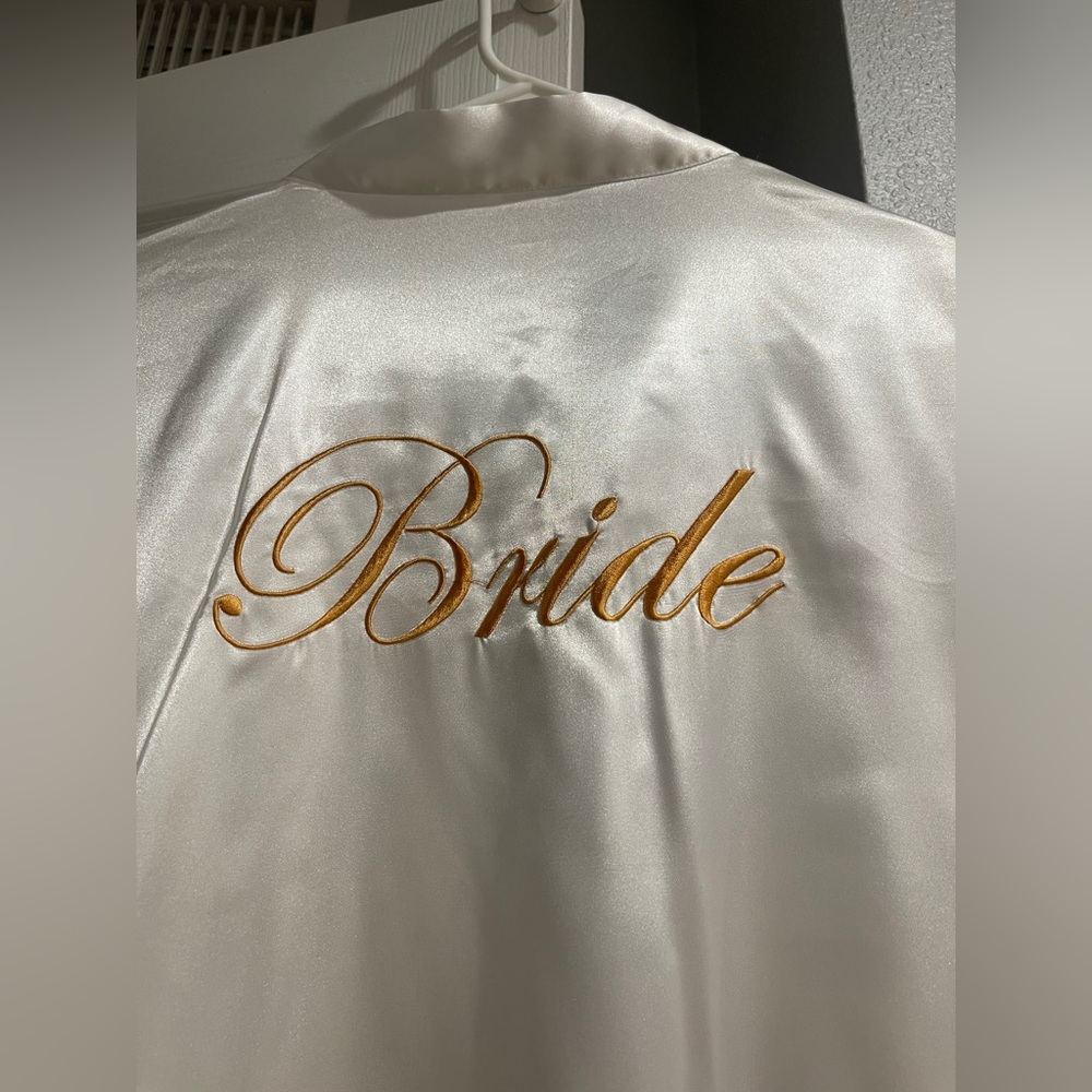 Bride robe - Picture 2 of 4